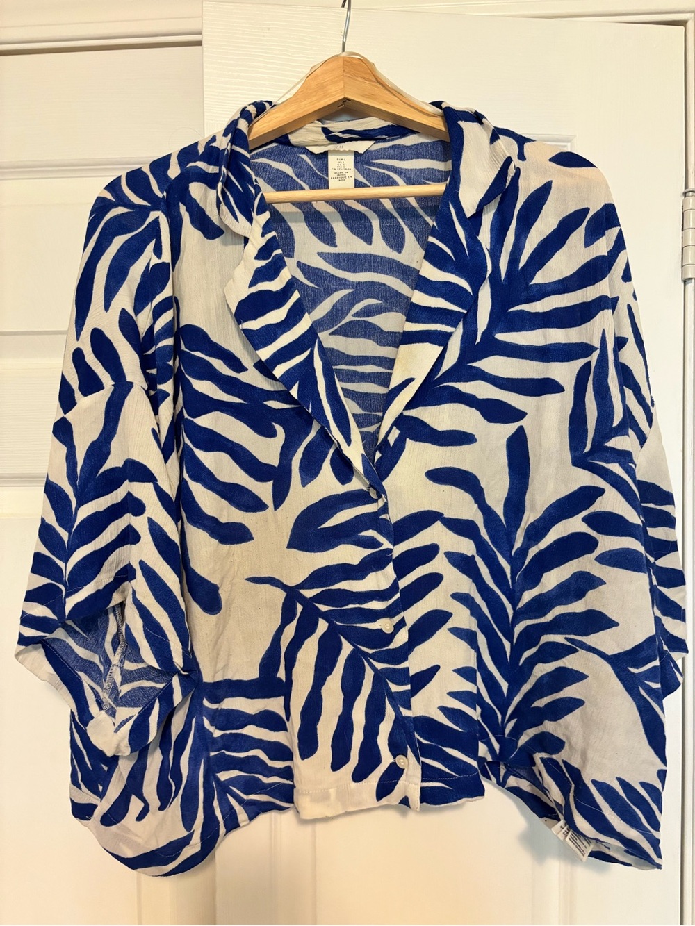 H&M Oversized White and Blue Leaf-Print Cropped Blouse